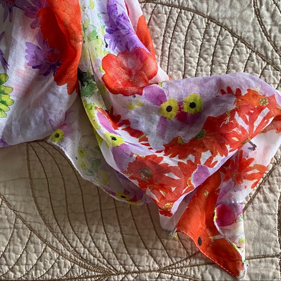 5/$35🍑 Gorgeous Floral Scarf/Wrap - Picture 4 of 5